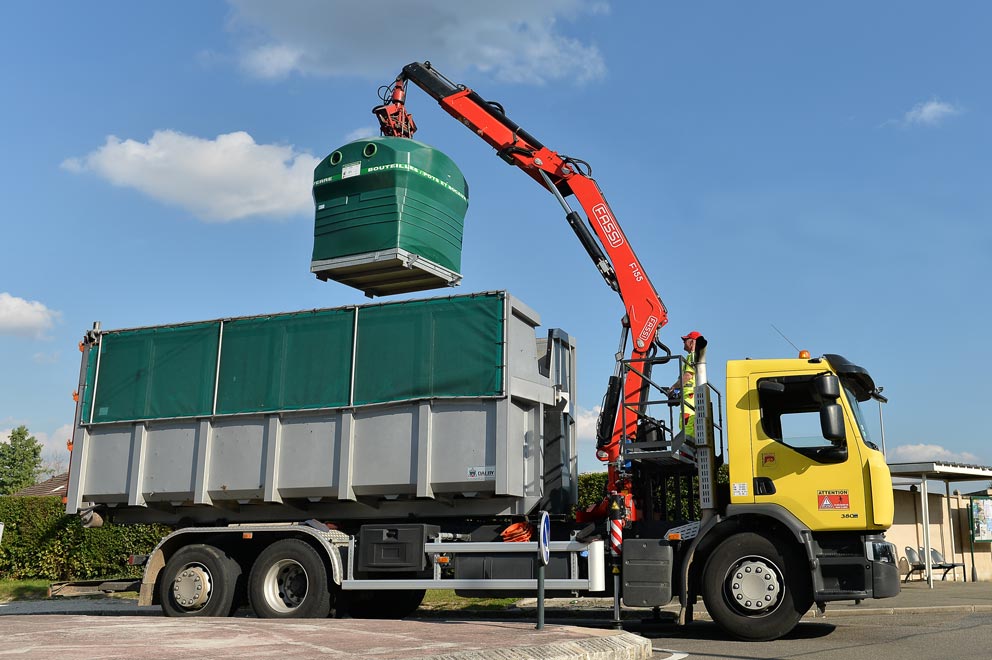 Un camion de collecte de bac à verre