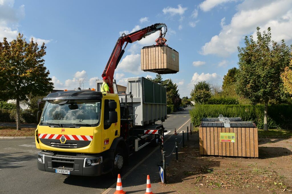Camion vidant un bac d'emballages